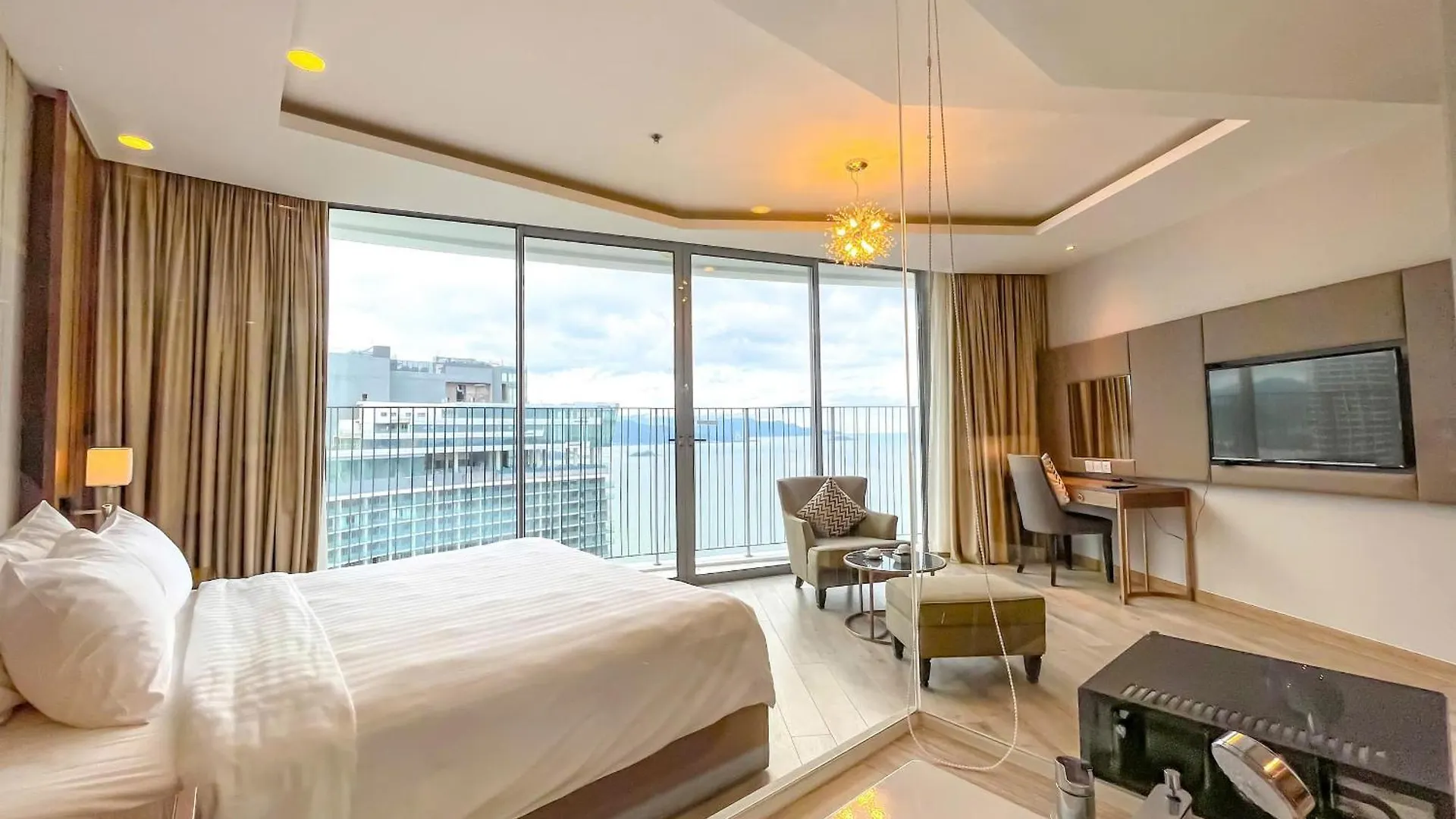 Cozy Panorama Apartment In Front Of The City Center Beach Nha Trang Vietname