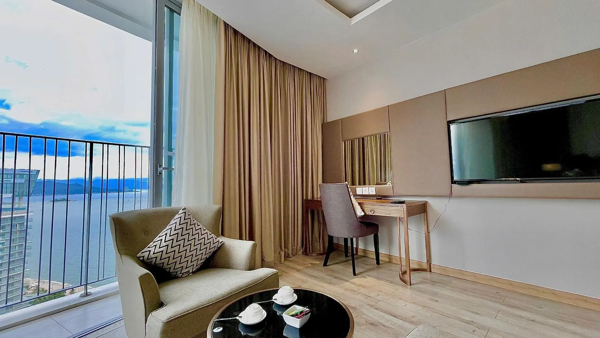 Cozy Panorama Apartment In Front Of The City Center Beach Nha Trang