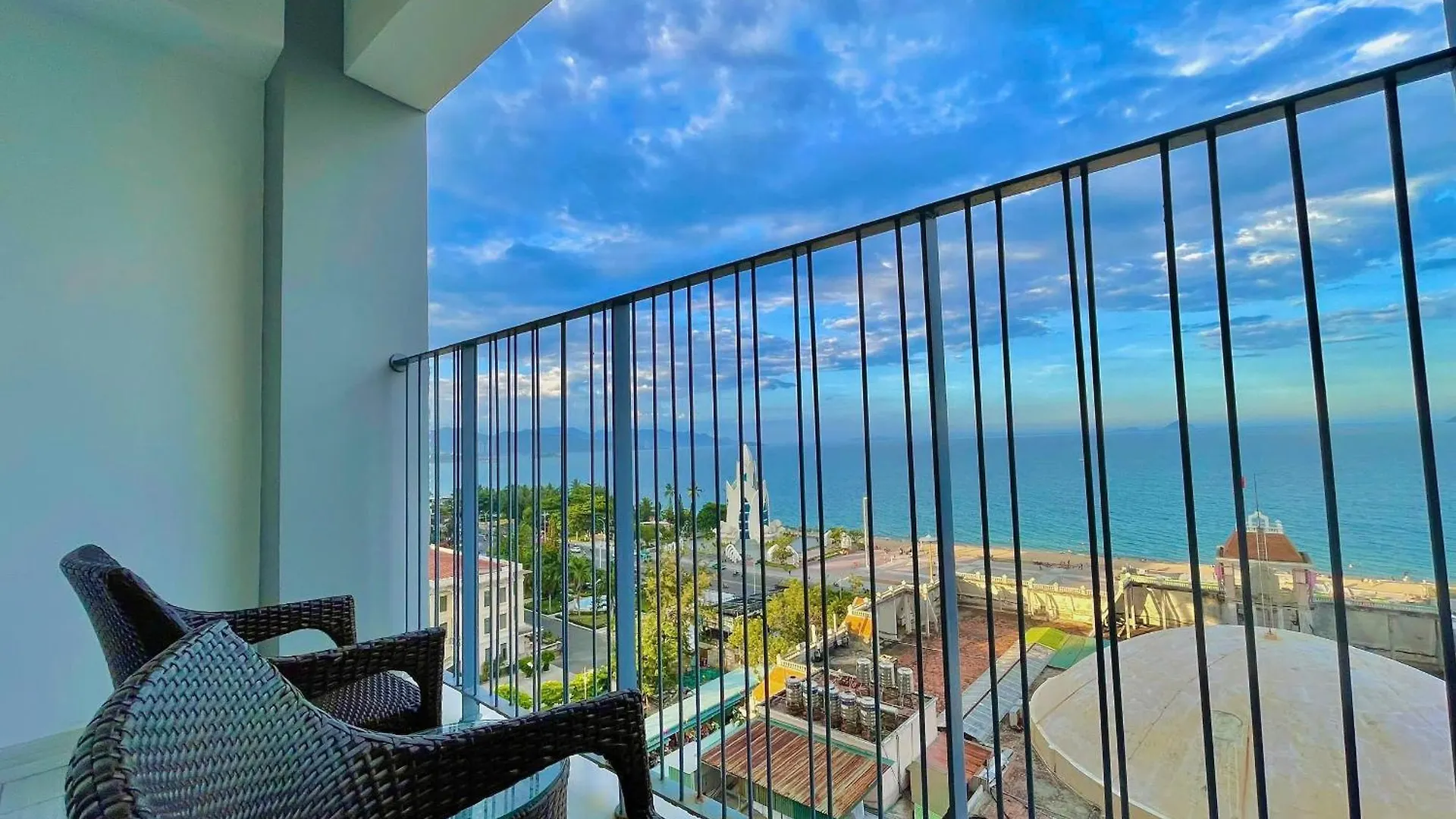 Cozy Panorama Apartment In Front Of The City Center Beach Nha Trang Vietname